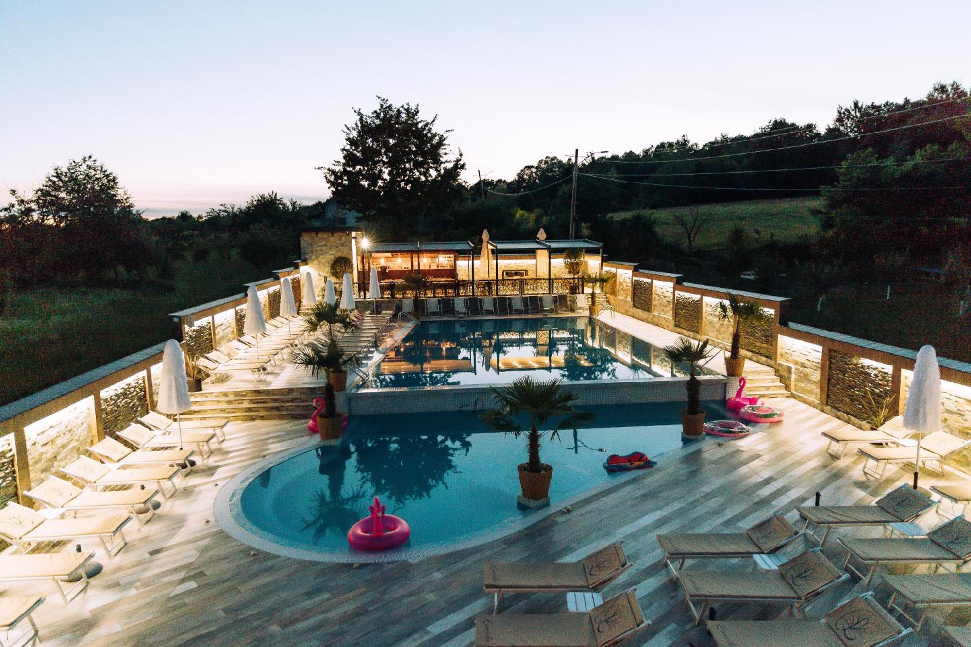 L'Invidia Hotell Novaci-Străini Exteriör bild