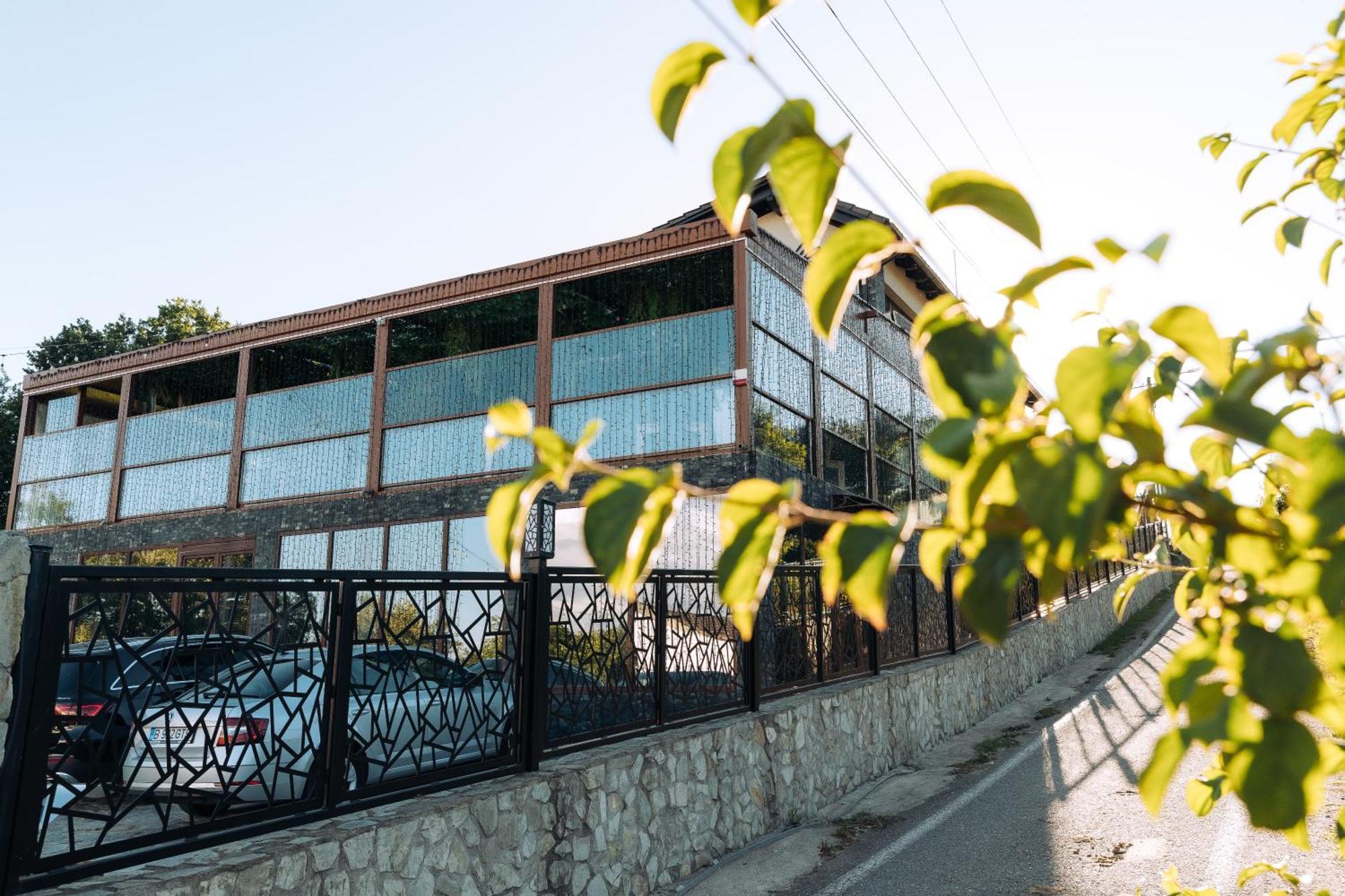 L'Invidia Hotell Novaci-Străini Exteriör bild